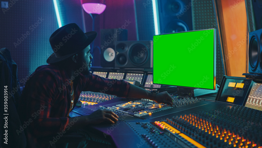 在音乐唱片工作室工作的时尚音频制作人，使用绿屏Chroma键计算机显示器