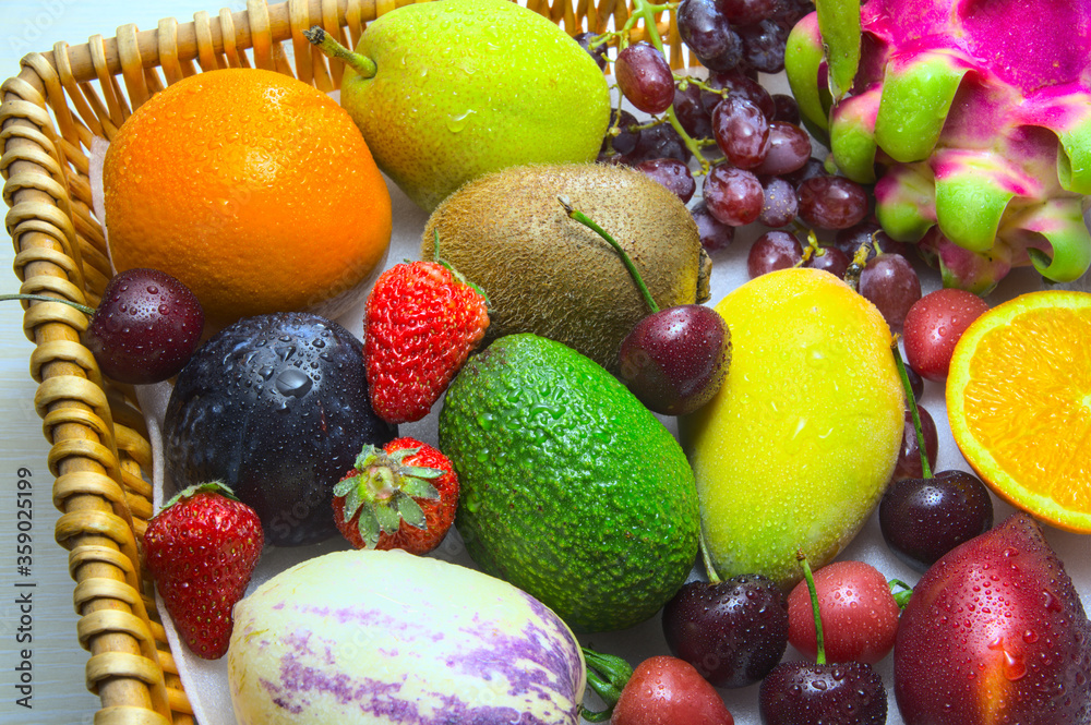 五颜六色的桃、橙、葡萄、草莓，篮子里的有机健康水果