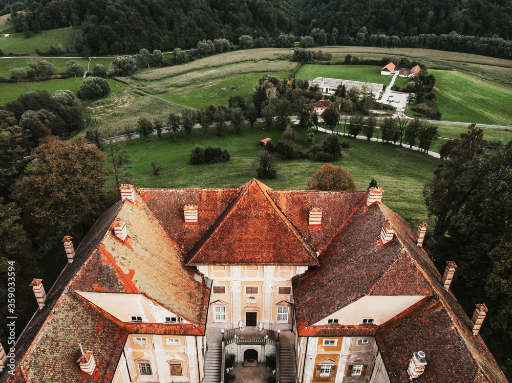 斯塔滕贝格城堡鸟瞰图。官邸被绿色的田野和森林包围。施蒂里地区