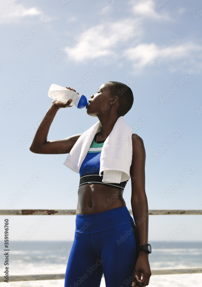 健身女性锻炼后喝水