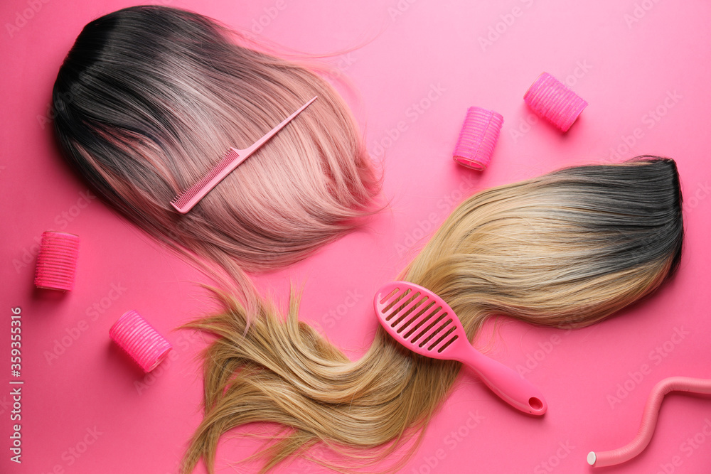 彩色背景上的女性假发、刷子、梳子和卷发器