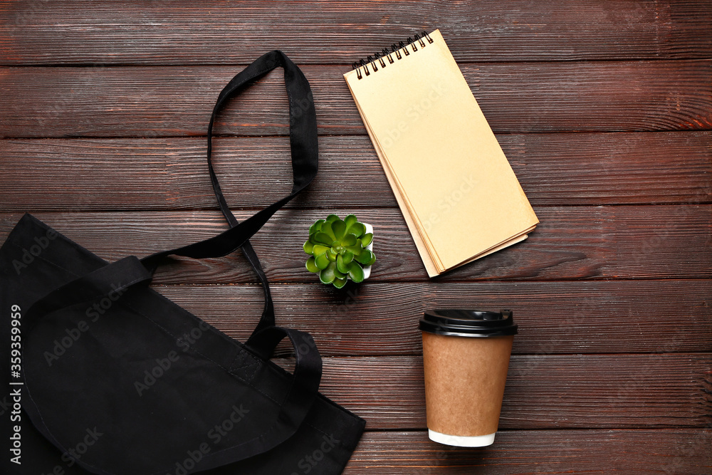 木质背景环保袋，装咖啡和笔记本