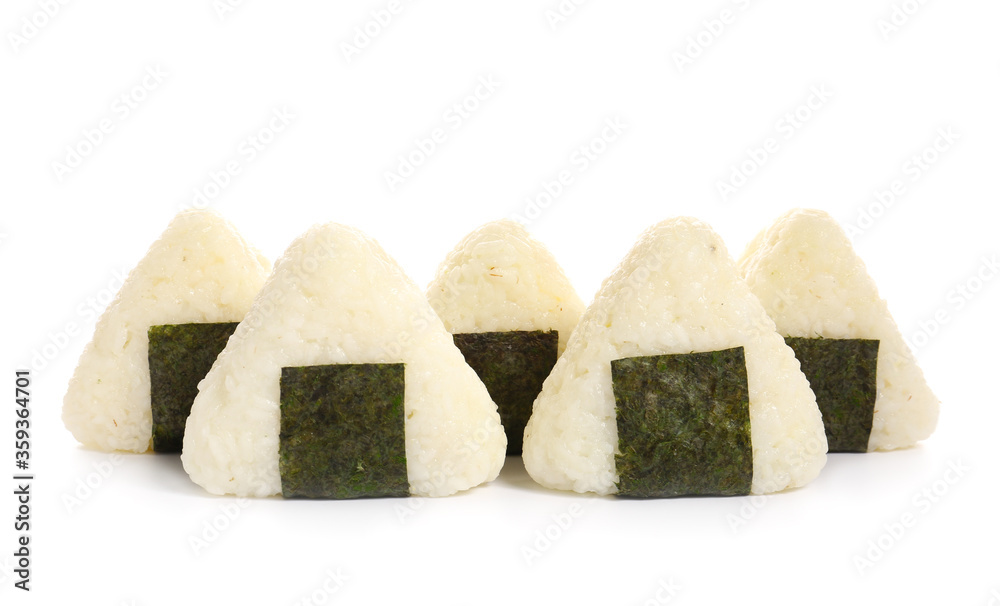 白色背景上的传统日本onigiri
