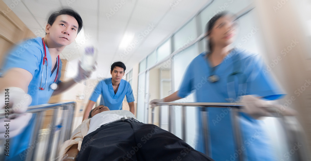 医生跑向手术室的正视图，医生推着病人紧急服务医院