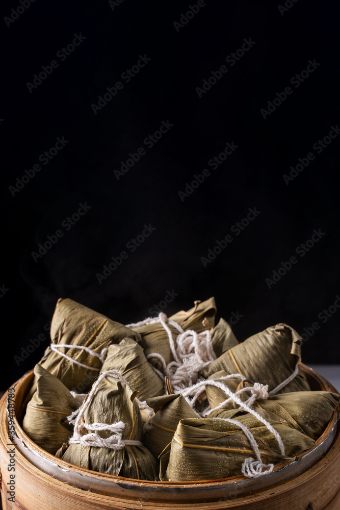 粽子，端午节，蒸笼里的一包中国传统熟食