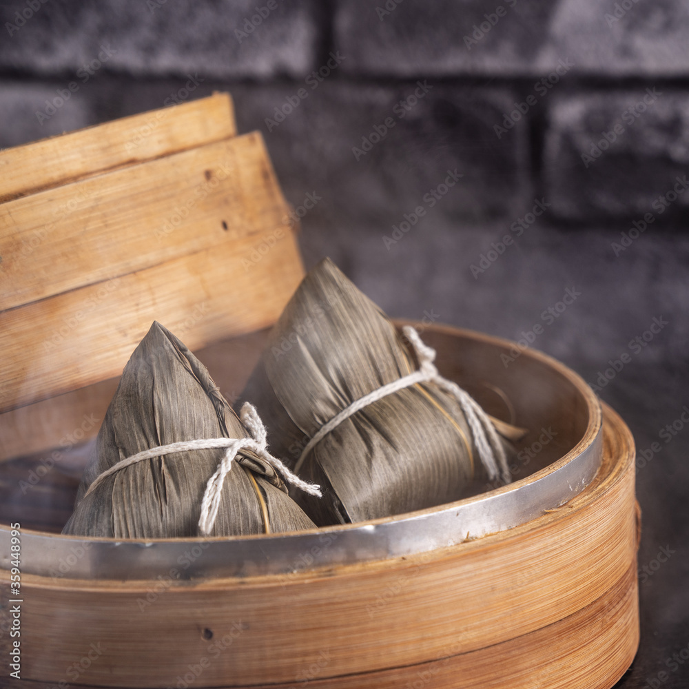 粽子，粽子-黑砖背景石板桌上的中国粽子，概念
