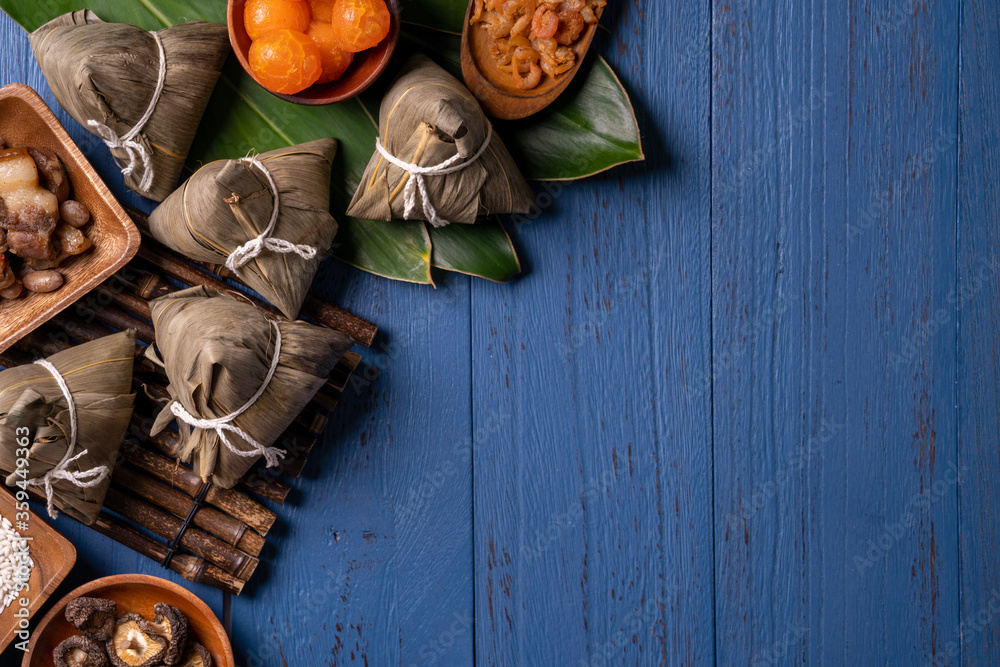 粽子-端午节概念粽子，传统中式食物在蓝色木背上