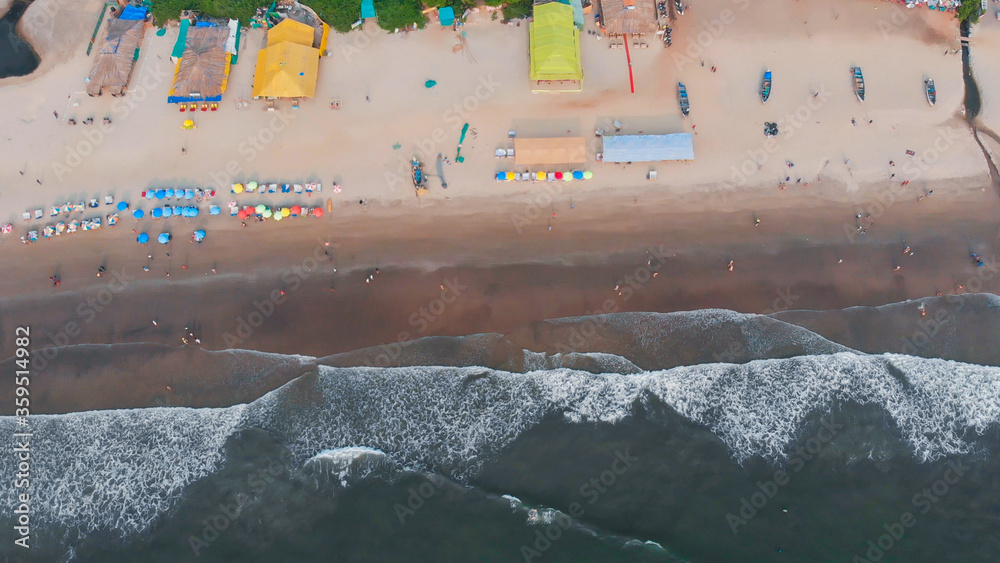 印度果阿Arambol海滩的无人机鸟瞰图。