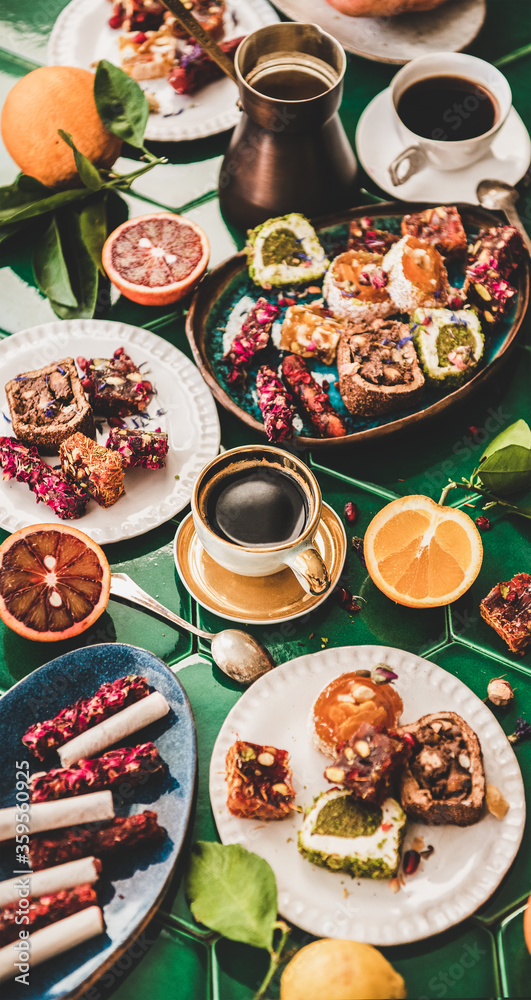 各种土耳其传统lokum甜味饮料，配杯土耳其咖啡和新鲜水果