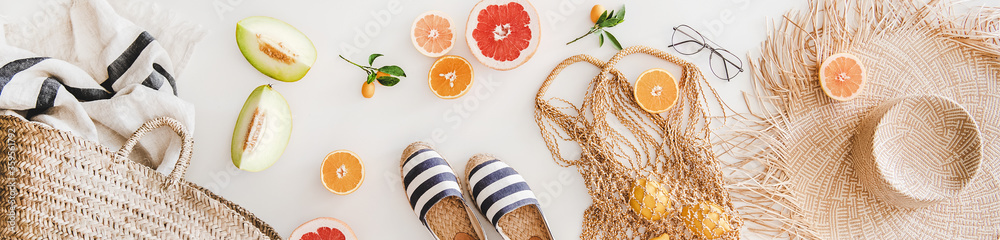 夏季心情布局。夏季天然帆布鞋、草帽、沙滩拉菲亚和网袋的平面布置，b