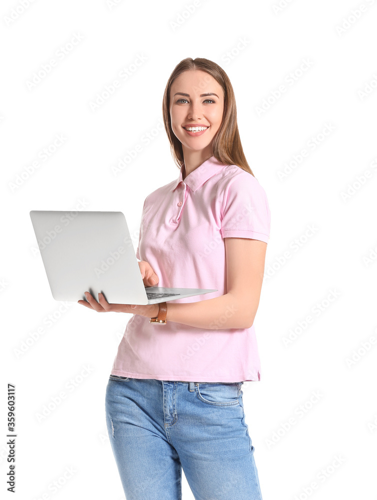 穿着时尚马球衫、白底笔记本电脑的年轻美女