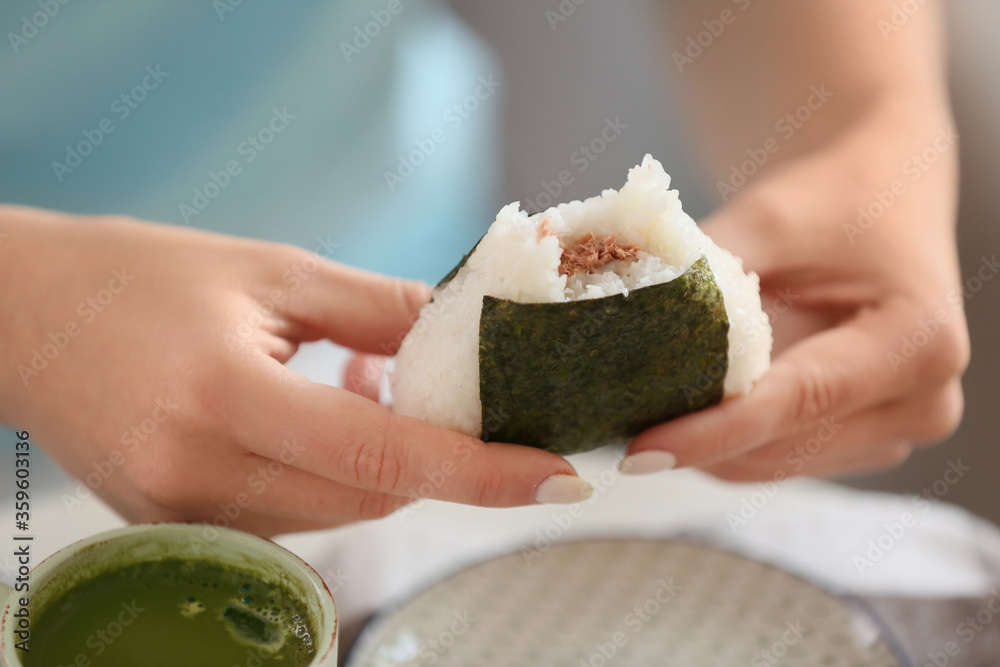 吃传统日本卷的女人，特写