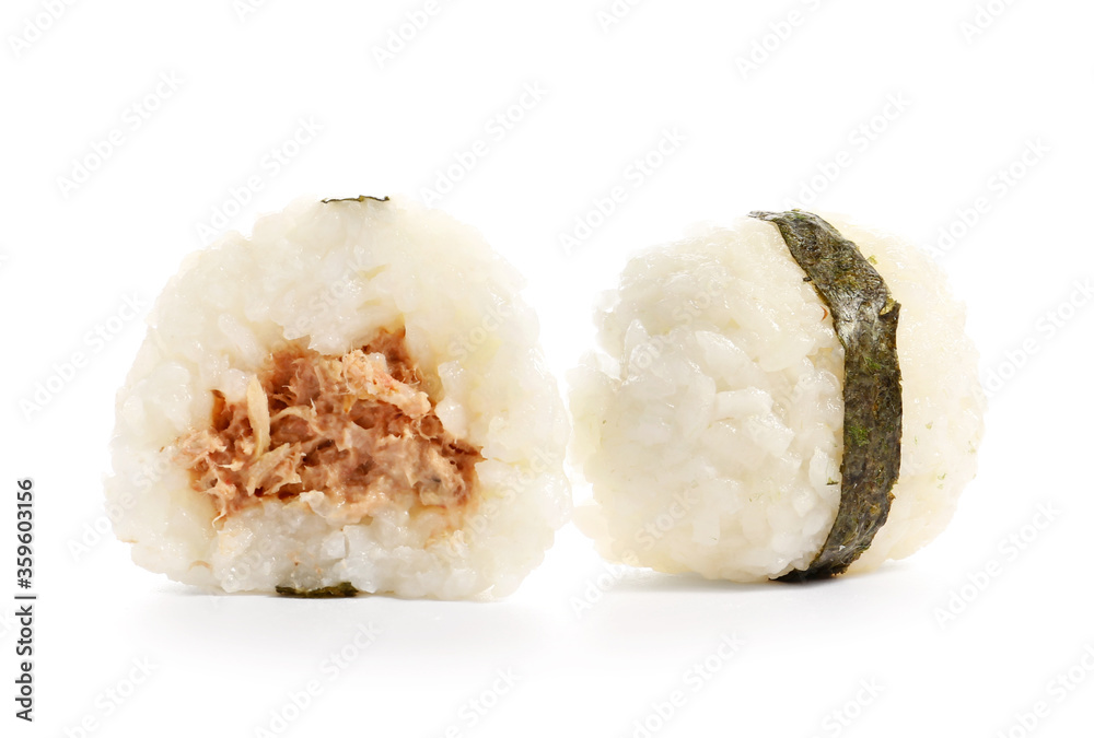 白色背景上的传统日本onigiri