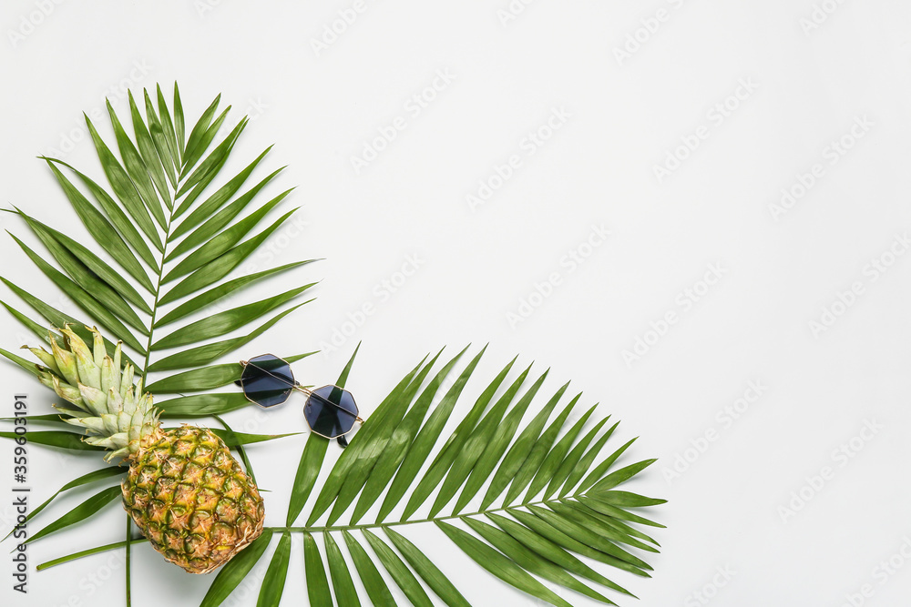 白底菠萝和棕榈叶的时尚太阳镜