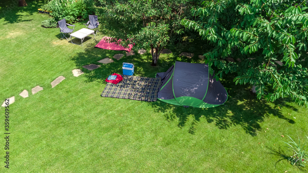 露营地俯视图，树下的帐篷和露营设备，家庭度假