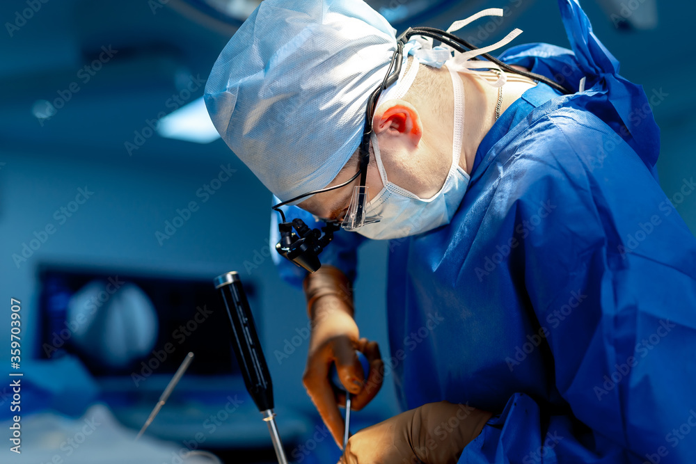 神经外科医生正在使用医疗机器人手术机进行手术。微创手动控制