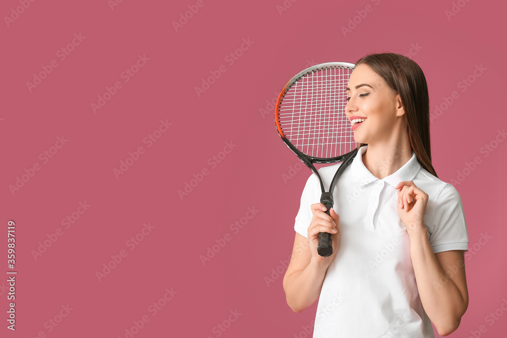 美丽的年轻网球运动员，背景为彩色