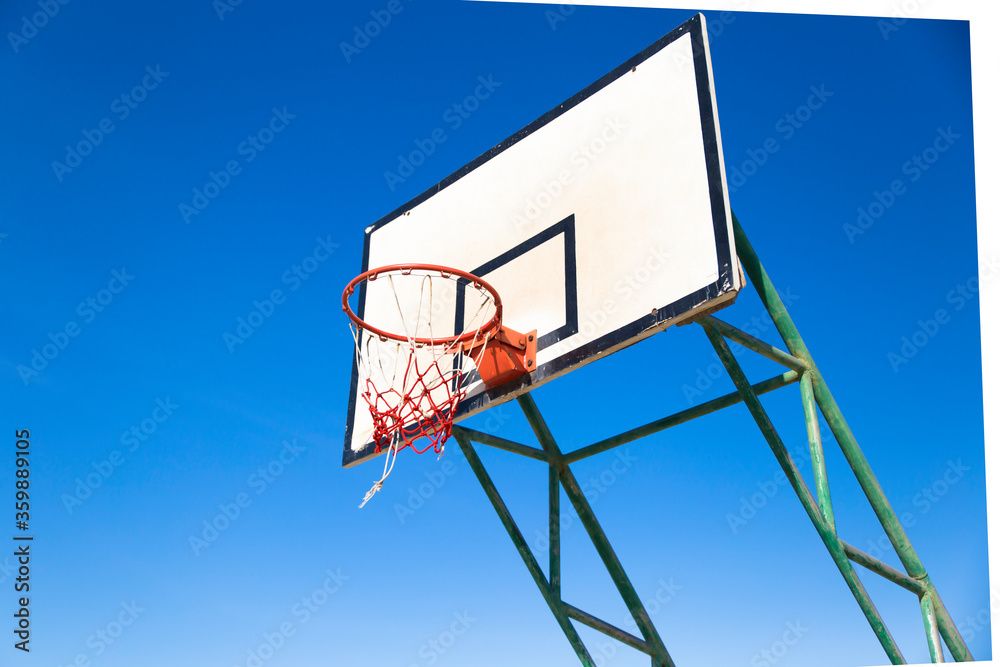 蓝底篮球，棒球圈篮球篮筐和篮网特写