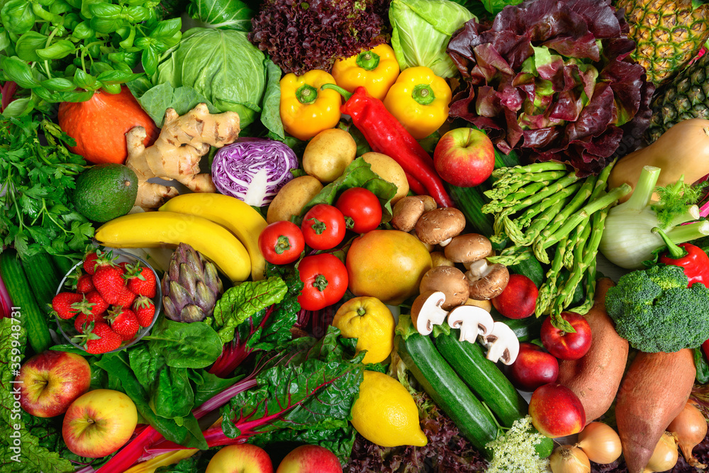 一堆五颜六色的水果和蔬菜，从上面拍摄，让你过上健康的生活