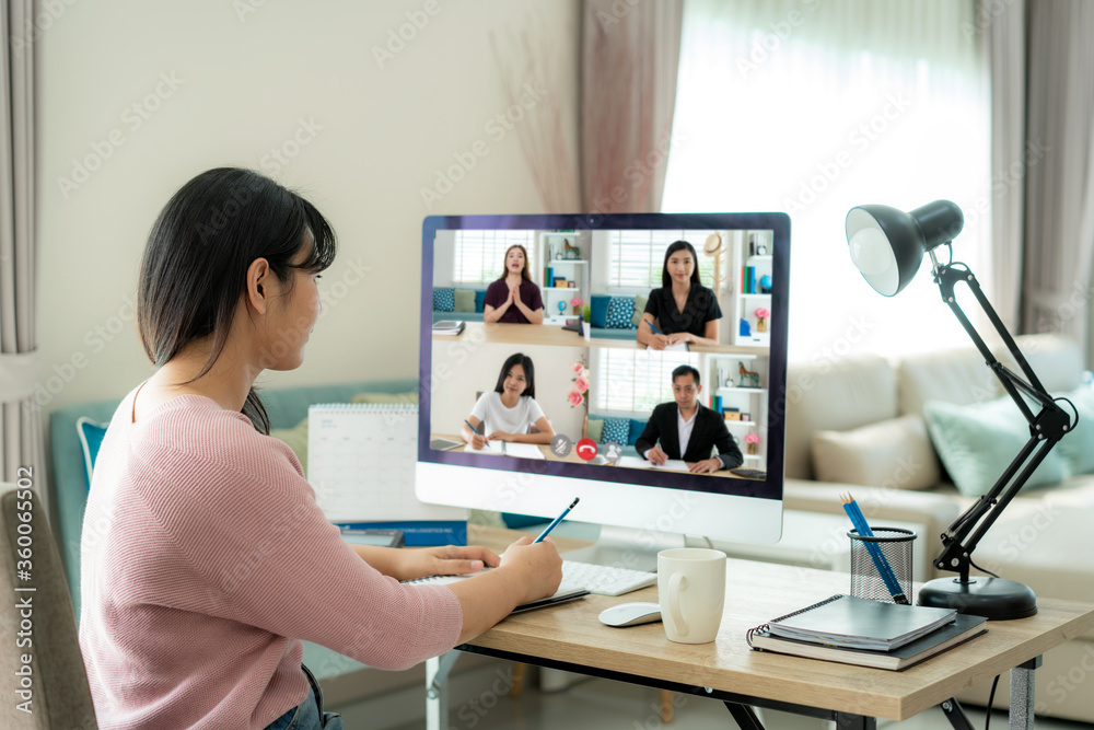 亚洲商业女性在工作视频会议上与同事谈论计划的背面视图