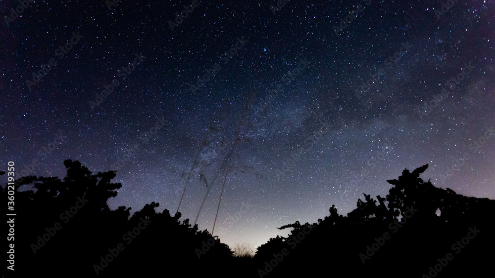 西班牙乡村的夜景，有星星、星座和银河系。