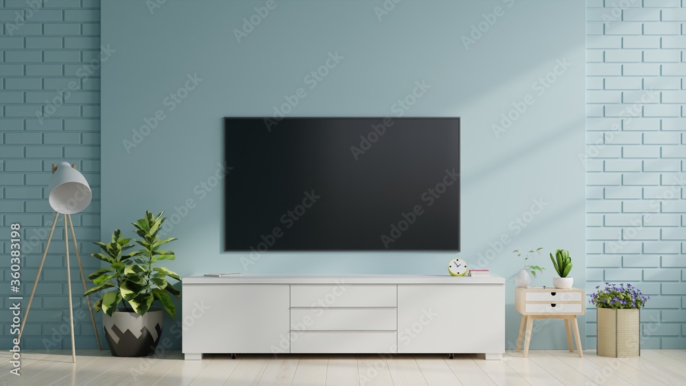 客厅蓝色墙上的智能电视，简约设计。