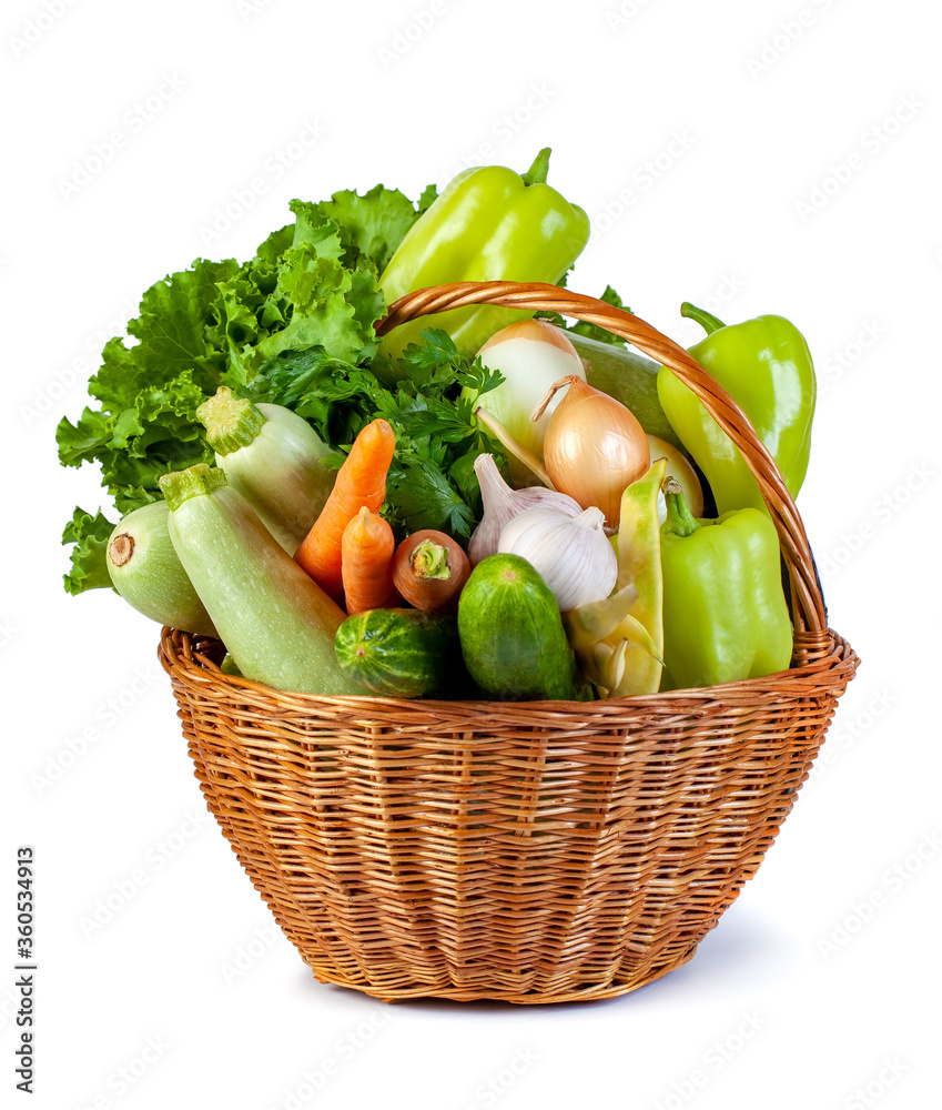 柳条篮中的各种蔬菜在白色背景下隔离