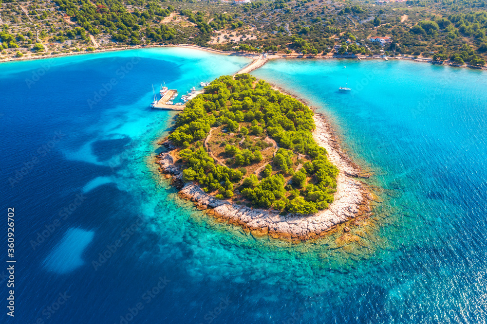 克罗地亚穆尔特，夏天阳光明媚的一天，海湾中美丽小岛的鸟瞰图。俯视图