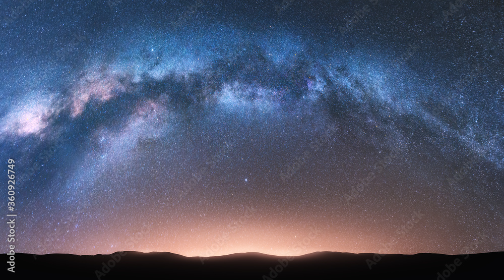 银河拱门。明亮的拱形银河，星空，黄色的阳光，奇妙的夜景