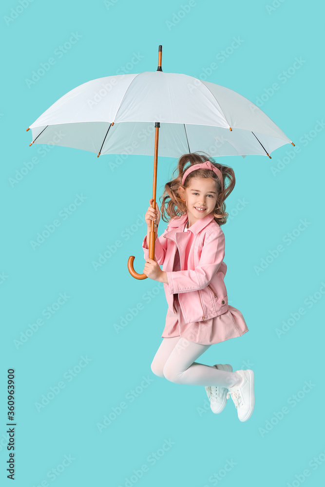 快乐的小女孩，彩色背景带伞