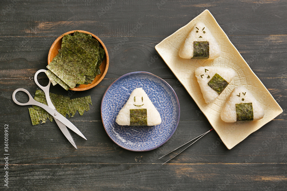 桌上有nori的传统日式onigiri