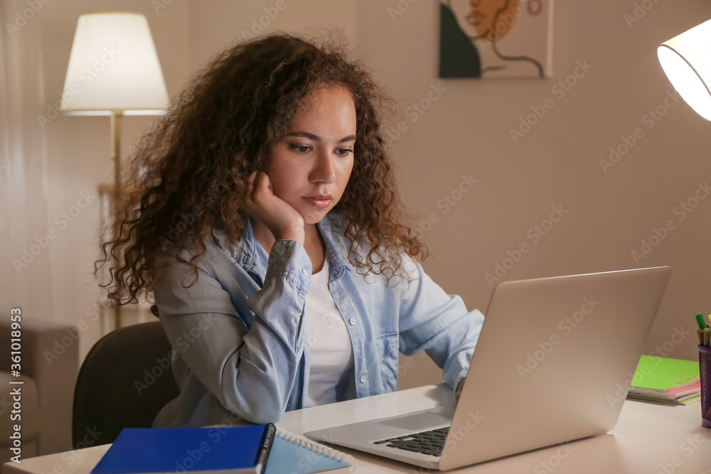 年轻女性在家使用笔记本电脑进行在线学习
