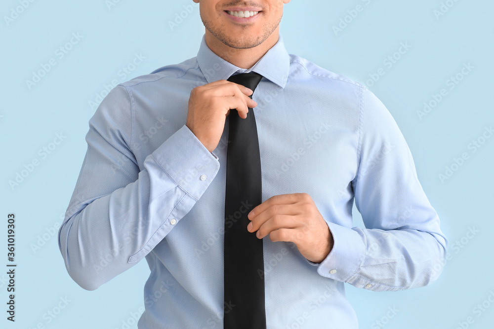 年轻的商人穿着彩色背景的时尚衬衫