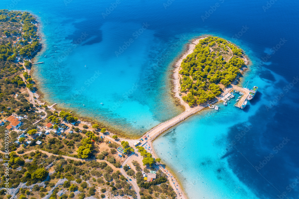 克罗地亚穆尔特夏季阳光明媚的海湾中美丽小岛的鸟瞰图。俯视图
