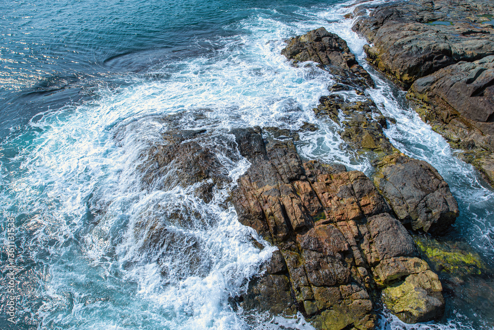 海浪拍打着岩石