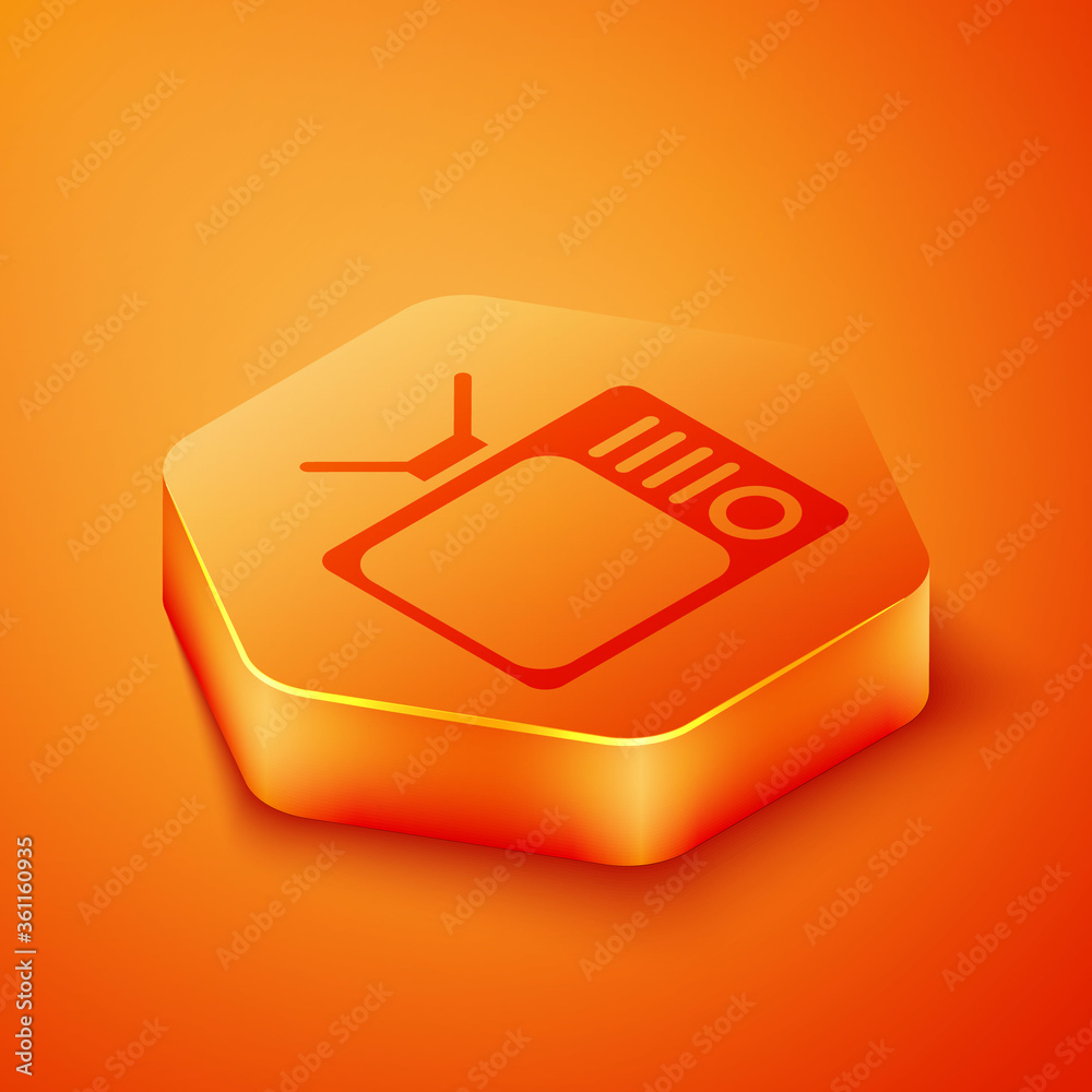 等距复古电视图标隔离在橙色背景上。电视标志。橙色六边形按钮。Vecto