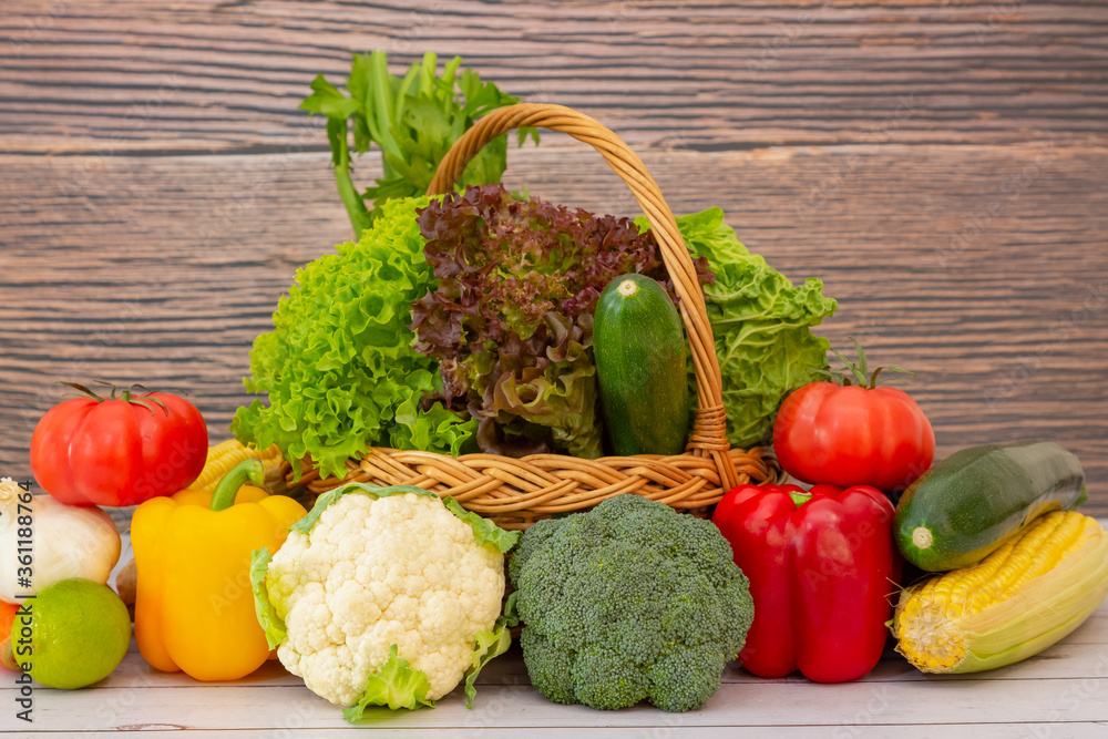 木篮子里的健康什锦新鲜蔬菜，配沙拉、番茄、胡萝卜中的维生素c