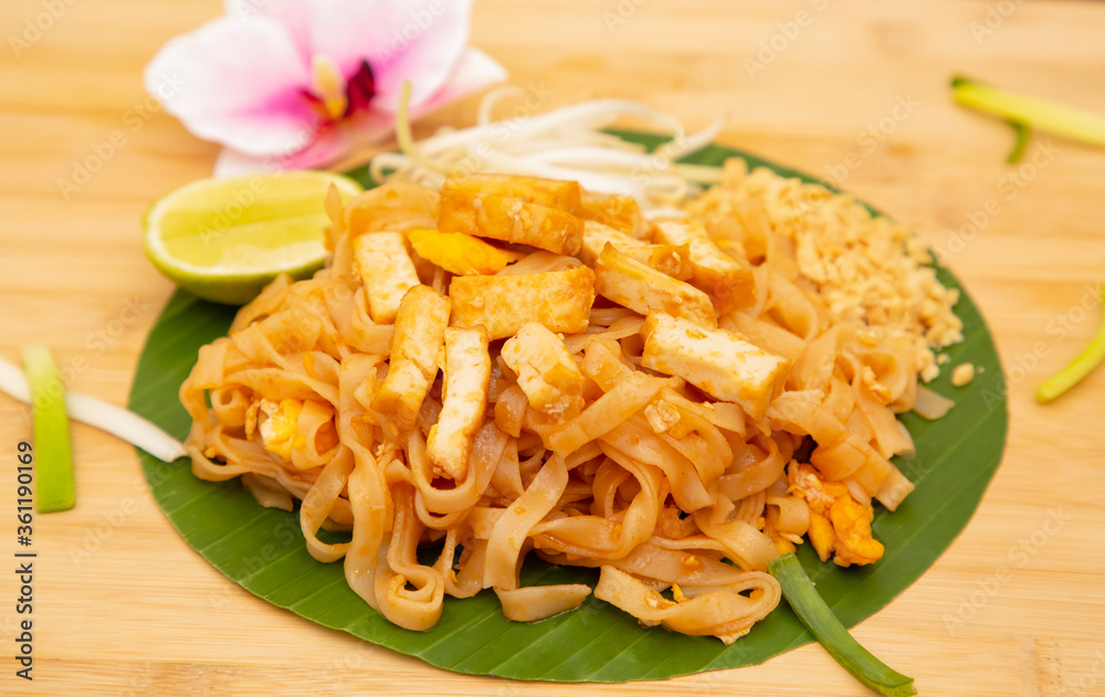 Pad Thai是泰国食物面条和豆腐混合罗望子酱、豆芽和葱