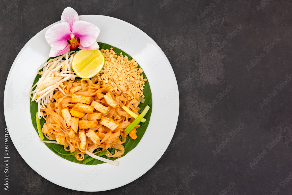 Pad thai是泰国食物面条和豆腐混合罗望子酱、豆芽和葱