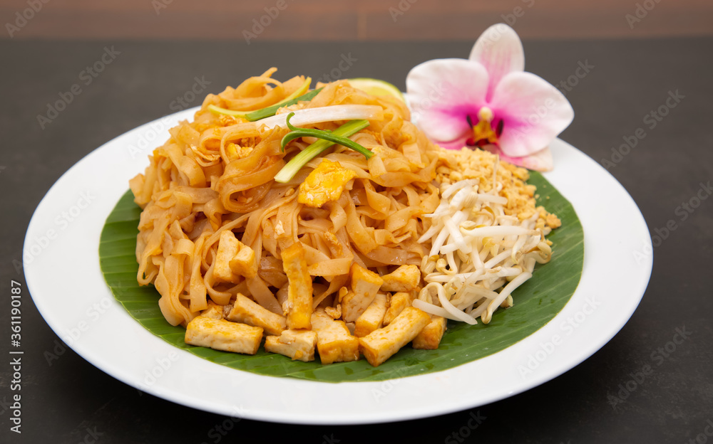 Pad thai是泰国食物面条和豆腐混合罗望子酱、豆芽和葱