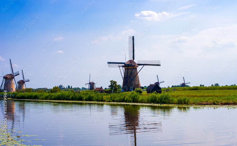荷兰著名旅游景点荷兰风车村Kinderdijk，色彩缤纷的夏日土地