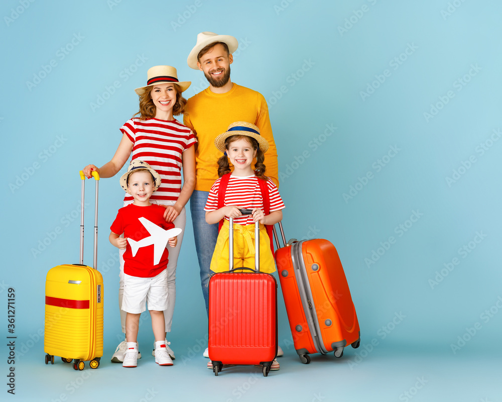 带行李箱的快乐现代家庭。