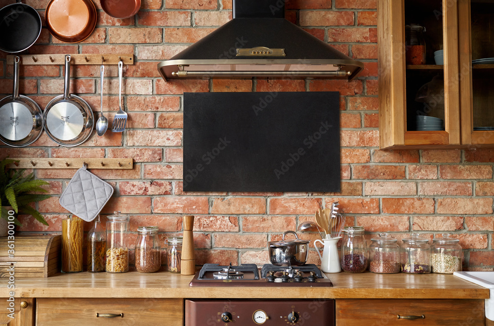 厨房内部的黑板模型。厨房用具的全景背景。