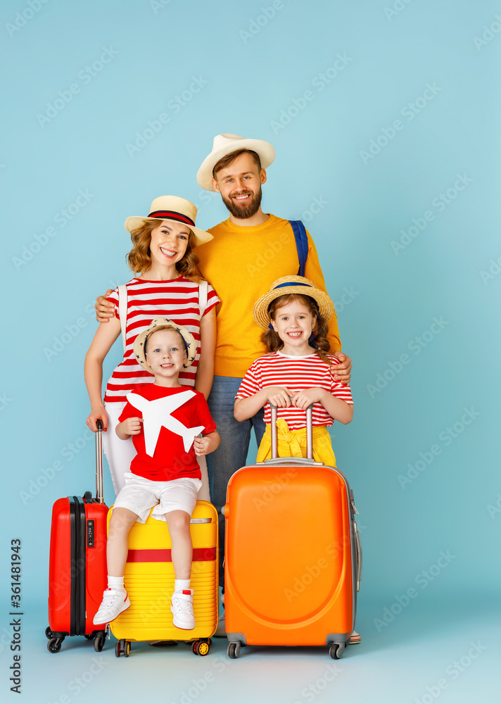 现代幸福家庭为旅行做好准备。