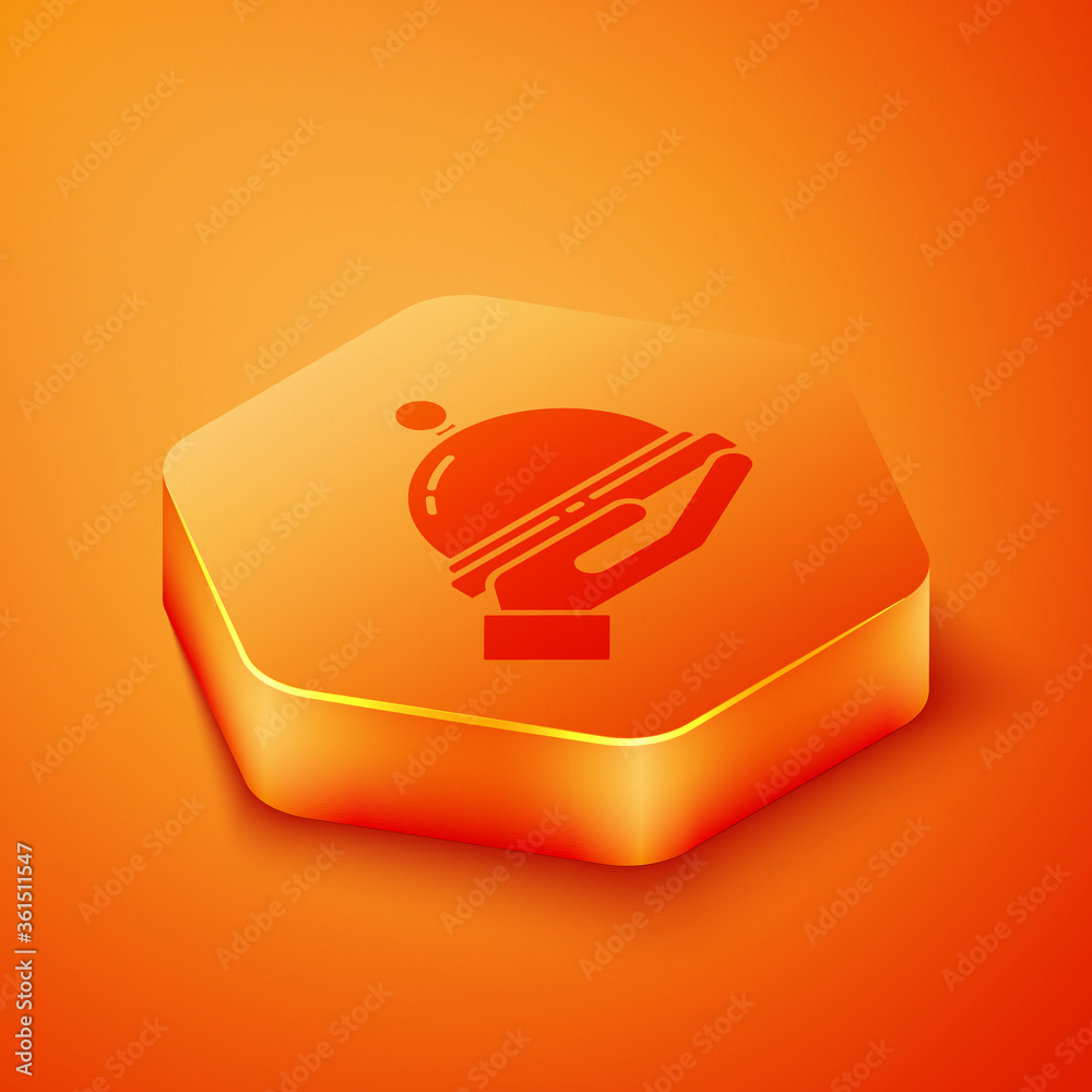 等距图，覆盖着一托盘橙色背景上隔离的食物图标。托盘和盖子标志。餐厅