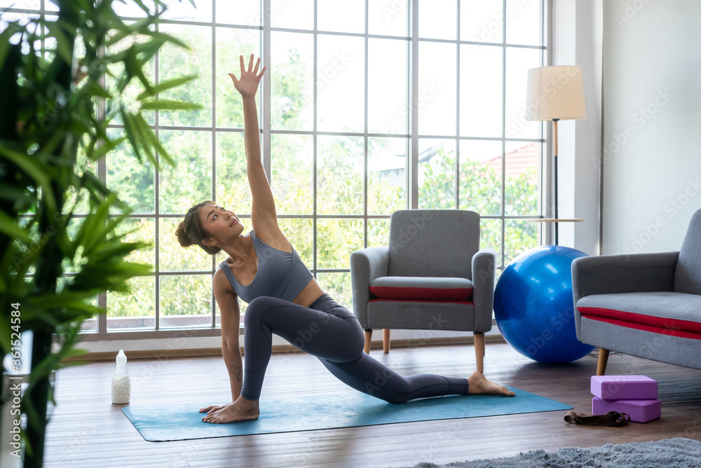 在家轻松练习瑜伽，在家里自己放松压力，通过瑜伽技巧保持健康