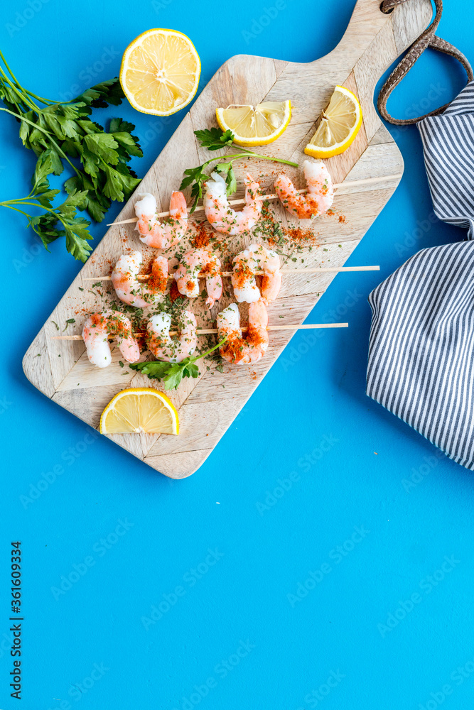 虾串-地中海厨房的开胃菜-在蓝色桌面上复制空间