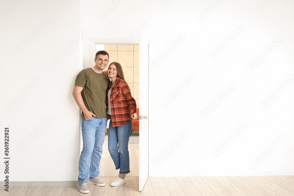 幸福的一对夫妇站在新家门口