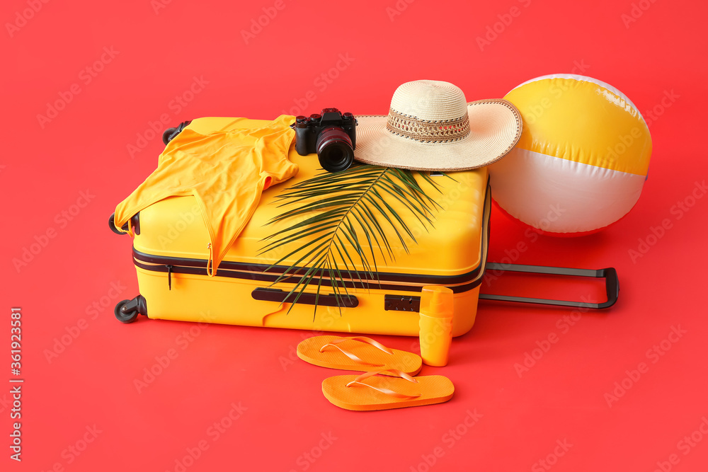 彩色背景的打包行李。旅行概念