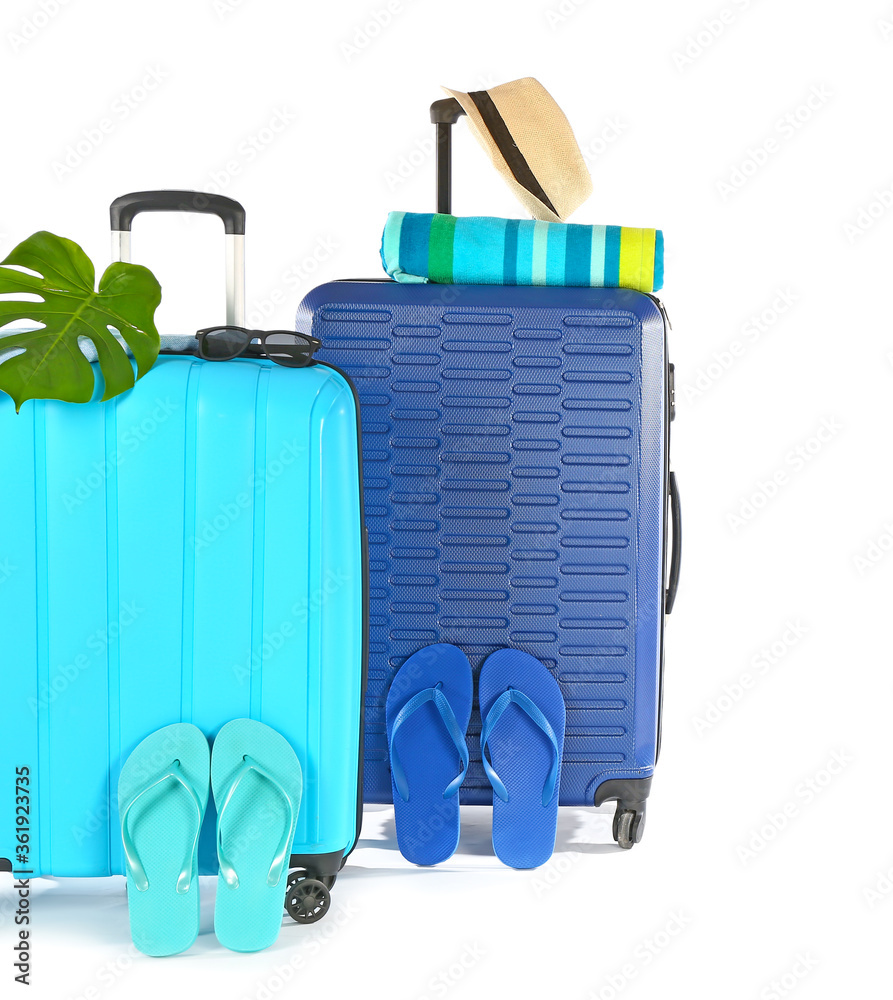 白色背景的海滩配饰行李箱。旅行理念